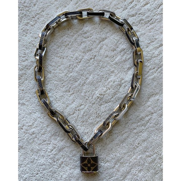 ULTRA RARE Ltd Ed LOUIS VUITTON Monogram LOCK NECKLACE MP2029 - Picture 6 of 13